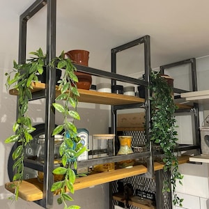 Estantería de cocina suspendida del techo. Estante de cocina.