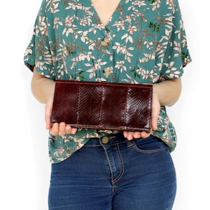 Portafoglio vintage bordeaux in pelle di serpente, piccola borsa a tracolla retrò con chiusura a scatto, pochette da sera in pelle