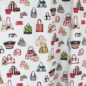 Puede incluir: Tela blanca con un patrón repetido de bolsos coloridos. Los bolsos varían en estilo, incluyendo bolsos de mano, bolsos de mano y clutches, con diseños florales, a rayas y lisos. Adecuado para moda o decoración del hogar.