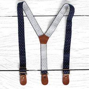 Peut inclure: Ensemble de trois mugs en céramique avec une finition mate et mouchetée. Les tasses sont de couleur crème, marron clair et marron foncé. Chaque mug a un design simple et minimaliste, parfait pour le café ou le thé.