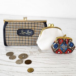 Monedero pequeño de piel vegana con cierre de beso, estilo retro, estilo minibolso de iglesia vintage para mujer, con estuche a cuadros.
