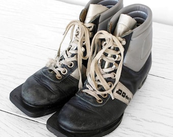 Vintage cross country ski boots 80s Czech Botas leather skiing shoes Retro sports decor
