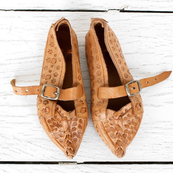 Tan leather toddler pointy shoes Vintage handmade tooled leather children's sandals Folk elf shoes with strap