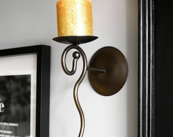 Vintage krusidullsljusstake i rustik metall med böjd spiraldesign