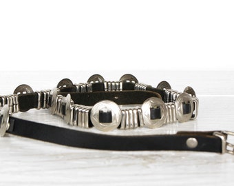 Zwarte skinny moderiem van echt leer. Vintage smalle, decoratieve festivalriem voor dames