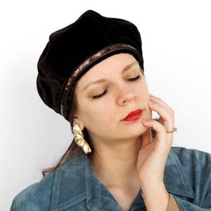 Vintage brown velvet beret with decorative sequin band Women&#39;s chic retro bonnet