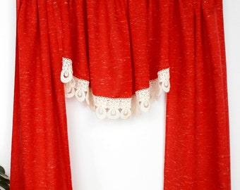 Cortina vintage tipo cenefa decorativa moteada con encaje ornamentado. Decoración estilo granja bohemia.