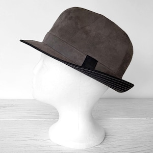 Cappello trilby da uomo in vera pelle grigia, a tesa corta, accessorio vintage per abiti formali, cappello fedora retrò elegante