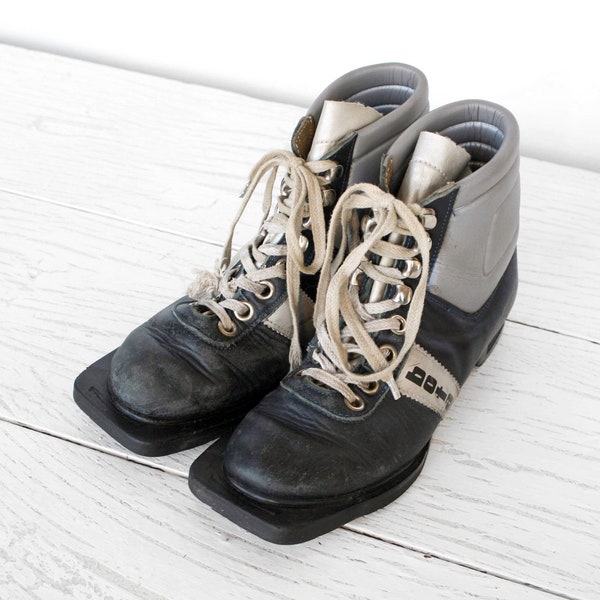 Chaussures de ski en cuir vintage des années 80, chaussures de ski d'hiver de ski de fond Botas tchèques à bout carré, décoration de chalet de ski