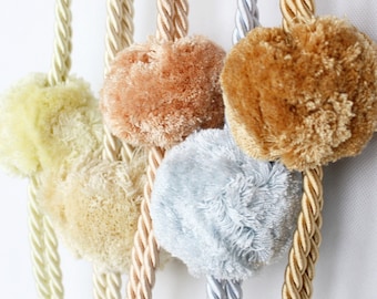 Sujetadores de cortinas con pompones en tonos pastel. Sujetacortinas de cuerda trenzada estilo vintage.