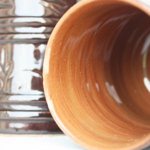 Chope à bière rustique Mug ethnique en céramique, poterie vintage des années 70, glaçure française ancienne chope de cuisine chope pub bar cuisine de campagne grande étagère image 6
