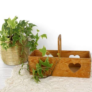Vintage Holzkorb mit Herz Ausschnitten Rustikaler Bauernhaus Salz & Pfefferstreuer, Pflanzgefäß oder Organizer