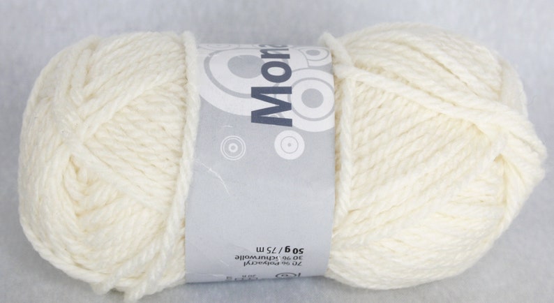 Worsted weight white wool yarn Chunky knitting aran destash bullet skein
