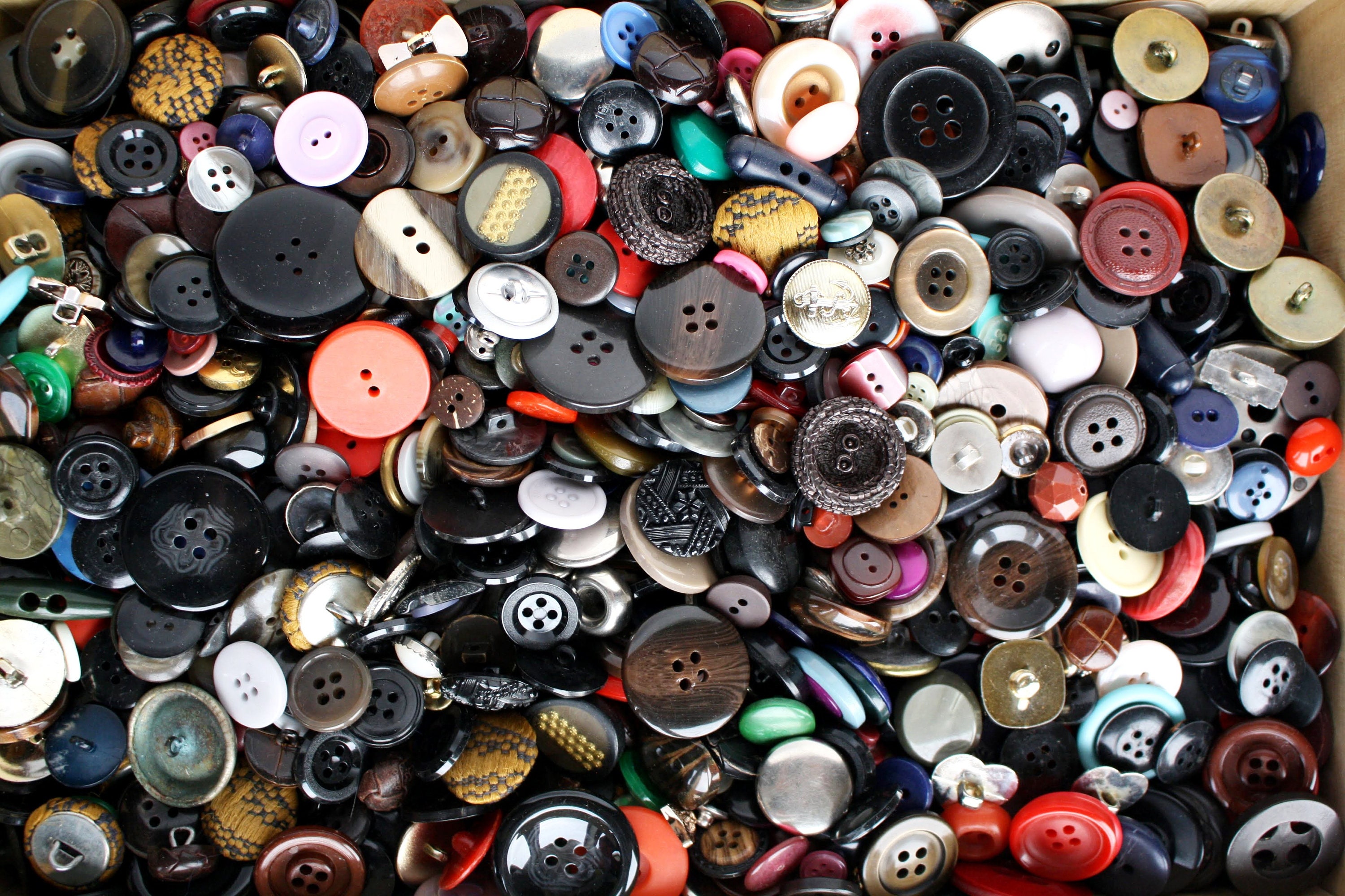 96 Wholesale 125 Grams Assorted Buttons - at 