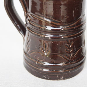 Chope à bière rustique Mug ethnique en céramique, poterie vintage des années 70, glaçure française ancienne chope de cuisine chope pub bar cuisine de campagne grande étagère image 3