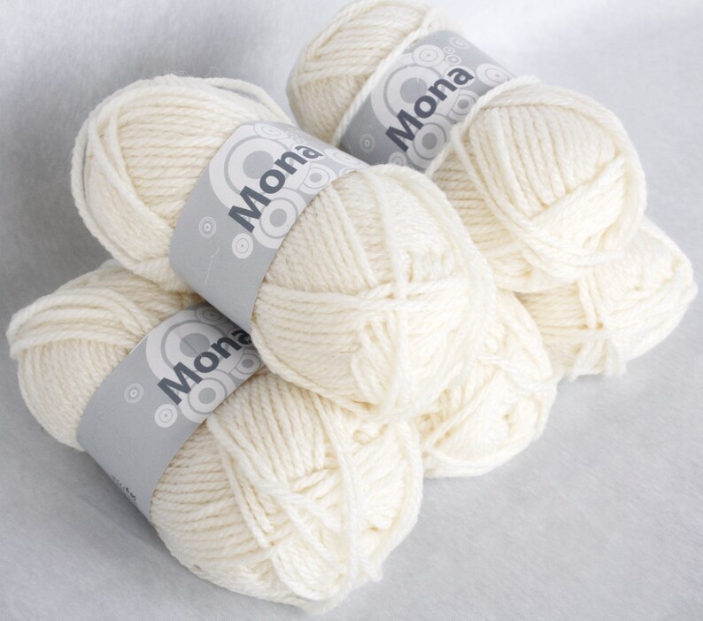 Worsted weight white wool yarn Chunky knitting aran destash bullet skein