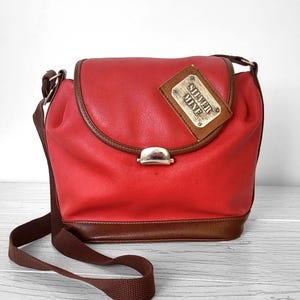 Sac à bandoulière vintage en cuir végétalien rouge vif avec bandoulière réglable