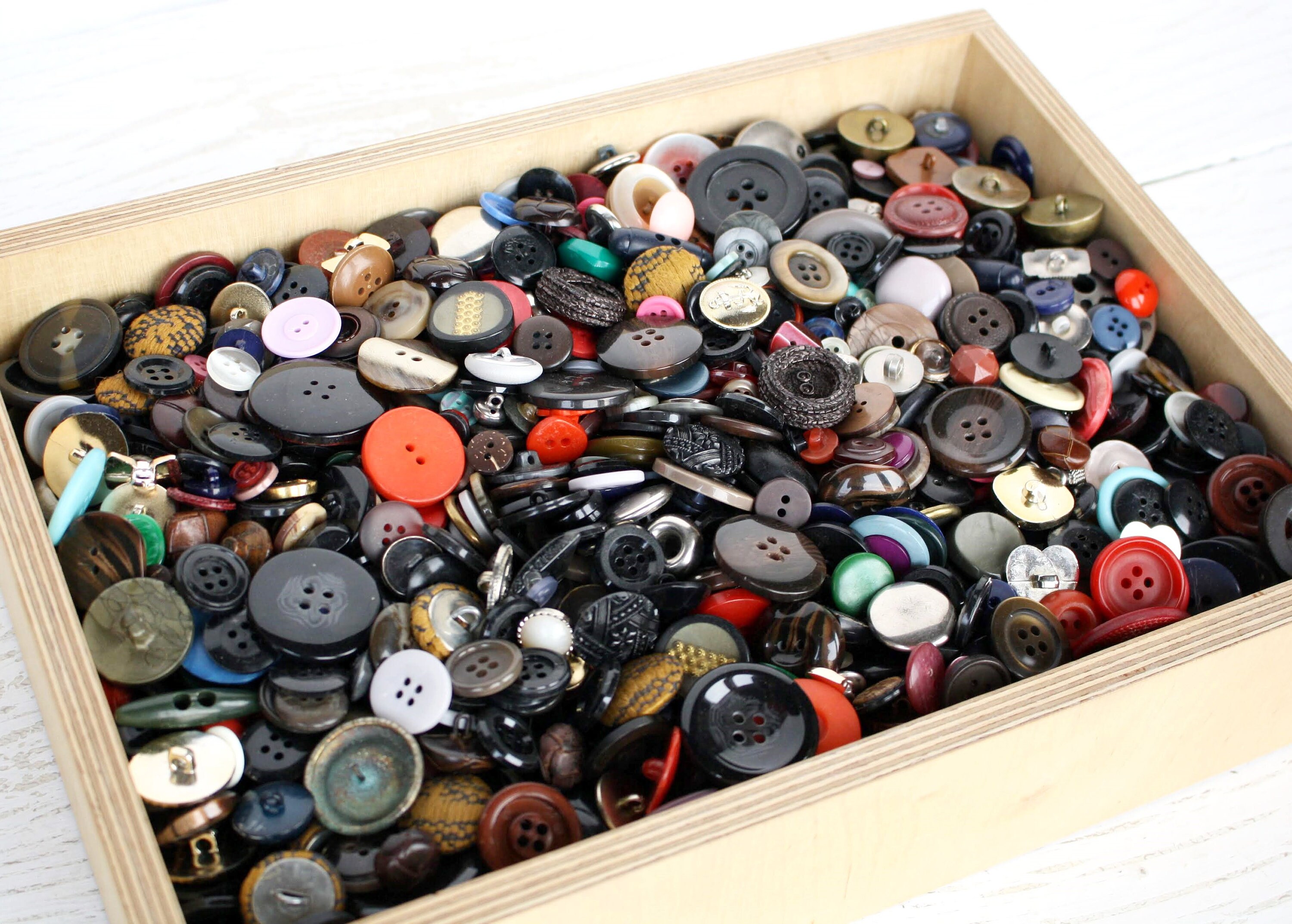 Bulk Buttons, 500 Vintage Buttons, Color Mix Buttons, Lot V3 