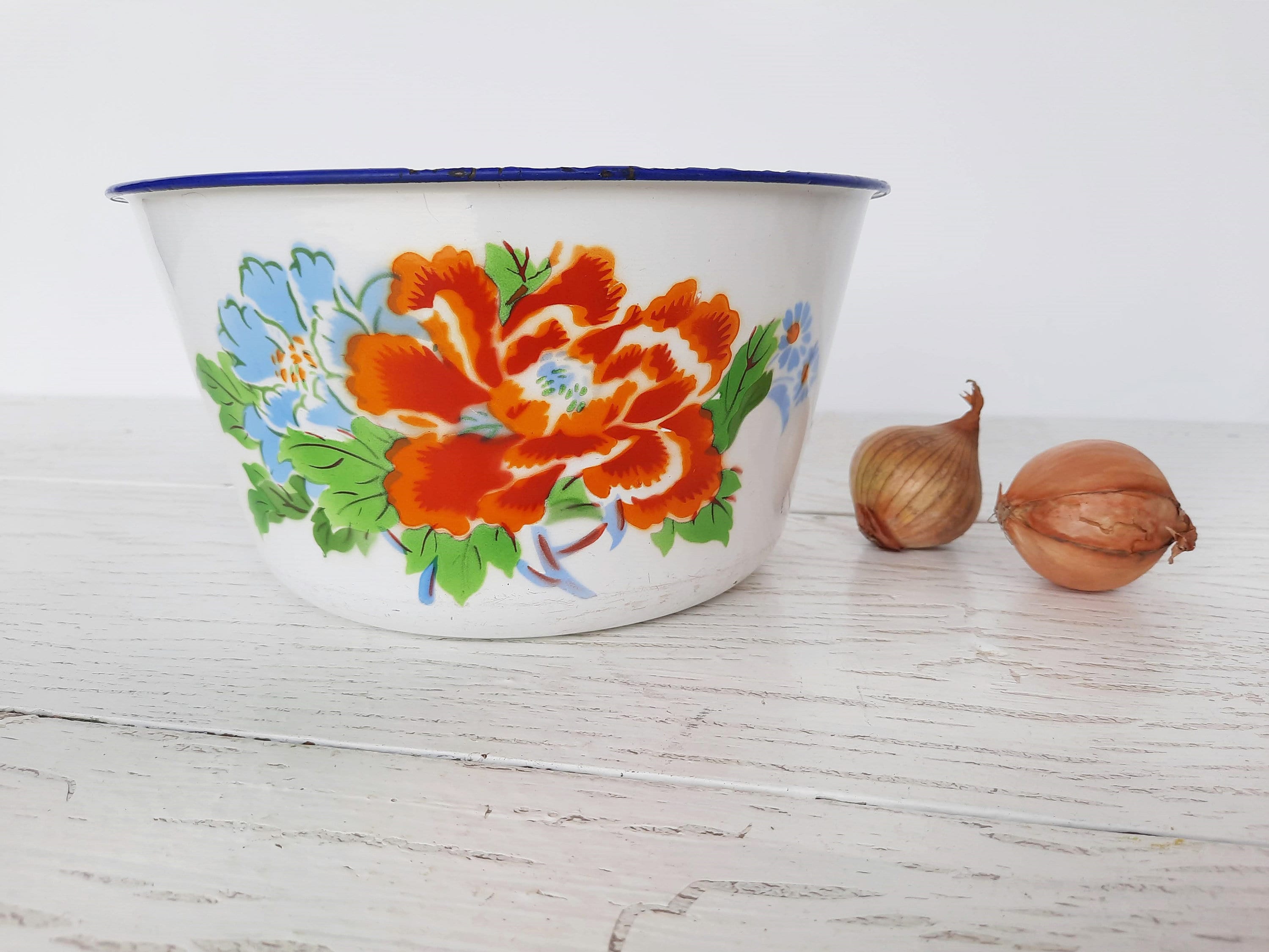White Floral Large Enamel Bowl Vintage 70s Chinese Metal Fruit Bowl, Flower  Pot, Rustic Farmhouse Kitchen Decor 