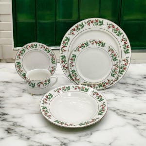 Christmas Dinnerware Plates Set Christmas China Place Setting Holiday Pattern Holly Berries Christmas Plate Christmas Table Decoration(X6-1)