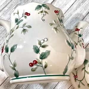 Festive Winterberry Pfaltzgraff Teapot 5 Cups Stoneware Green Holly Red 