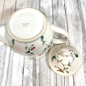 Festive Winterberry Pfaltzgraff Teapot 5 Cups Stoneware Green Holly Red