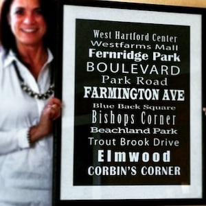 Könnte beinhalten: Ein schwarz-weißer gerahmter Druck mit den Namen von Straßen und Orten in West Hartford, Connecticut. Der Text lautet: West Hartford Center, Westfarms Mall, Fernridge Park, Boulevard, Park Road, Farmington Ave, Blue Back Square, Bishops Corner, Beachland Park, Trout Brook Drive, Elmwood, Corbin's Corner.