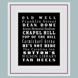 Op de afbeelding: Zwart-wit typografisch drukwerk met de tekst "Old Well", "Franklin Street", "Dean Dome", "Kenan Memorial Stadium", "Chapel Hill", "Top of the Hill", "Carmichael Arena", "He's Not Here", "The Carolina Inn", "Sutton's", "Wilson Library" en "Tar Heels".
