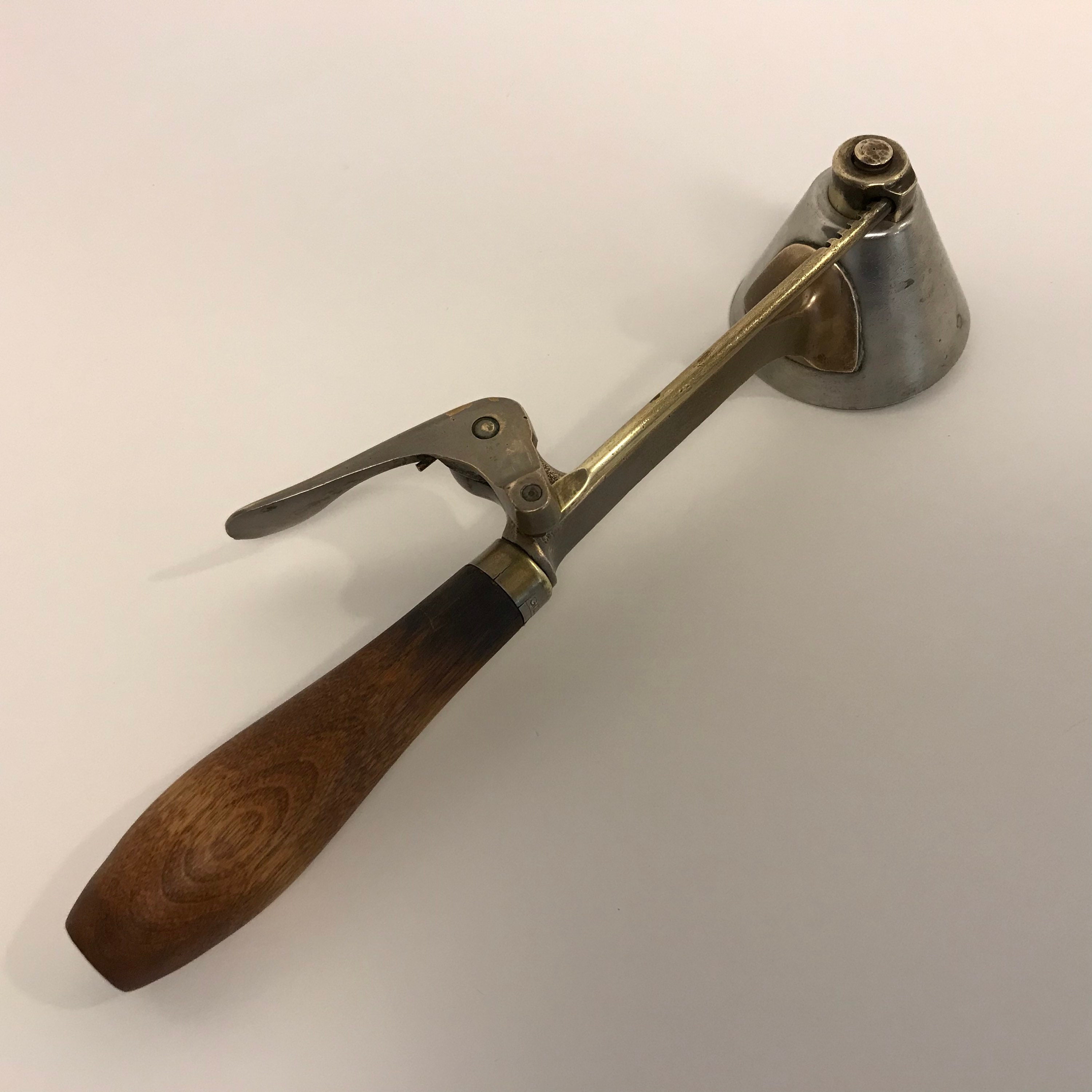 This Old Time Ice Cream Scoop Makes Cylinders, Not Spheres