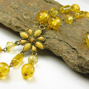 Vintage Golden Yellow Beaded Flower Necklace - Beaded Necklace - Vintage Necklace - Vintage Jewelry
