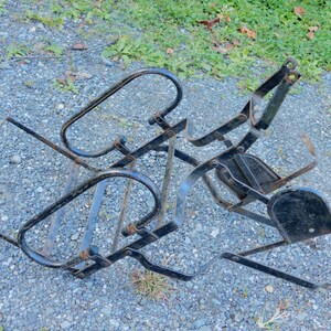 K&ouml;nnte beinhalten: Ein schwarzer Klappstuhlrahmen aus Metall mit schwarzer Lackierung. Der Rahmen ist aus robustem Metall gefertigt und hat ein schlichtes Design.