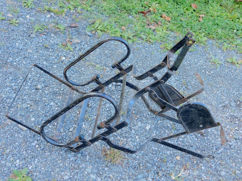K&ouml;nnte beinhalten: Ein schwarzer Klappstuhlrahmen aus Metall mit schwarzer Lackierung. Der Rahmen ist aus robustem Metall gefertigt und hat ein schlichtes Design.