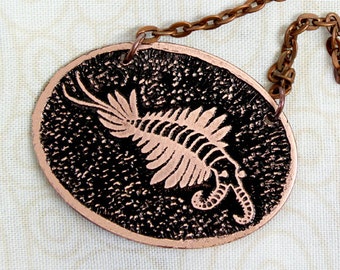 Colar com pingente em cobre gravado com desenho de Anomalocaris Burgess Shale