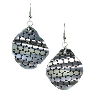 Puede incluir: Un par de pendientes de plata con un patrón geométrico. Los pendientes tienen forma de lágrima y una superficie texturizada.