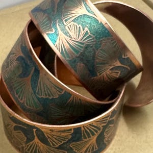 Ginkgoblad etsade i kopparpatinerat manschettarmband