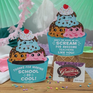 Puede incluir: Una tarjeta de cono de helado azul y blanco con el texto "&iexcl;Gracias por hacer que la escuela sea tan genial!" y una tarjeta de regalo para Graeter's Ice Cream. La tarjeta presenta un cono de helado de dibujos animados con tres bolas de helado con caras.