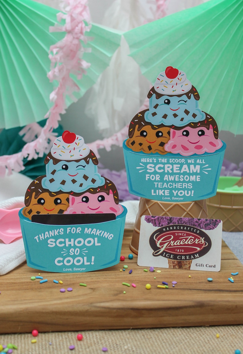 Puede incluir: Una tarjeta de cono de helado azul y blanco con el texto "&iexcl;Gracias por hacer que la escuela sea tan genial!" y una tarjeta de regalo para Graeter's Ice Cream. La tarjeta presenta un cono de helado de dibujos animados con tres bolas de helado con caras.