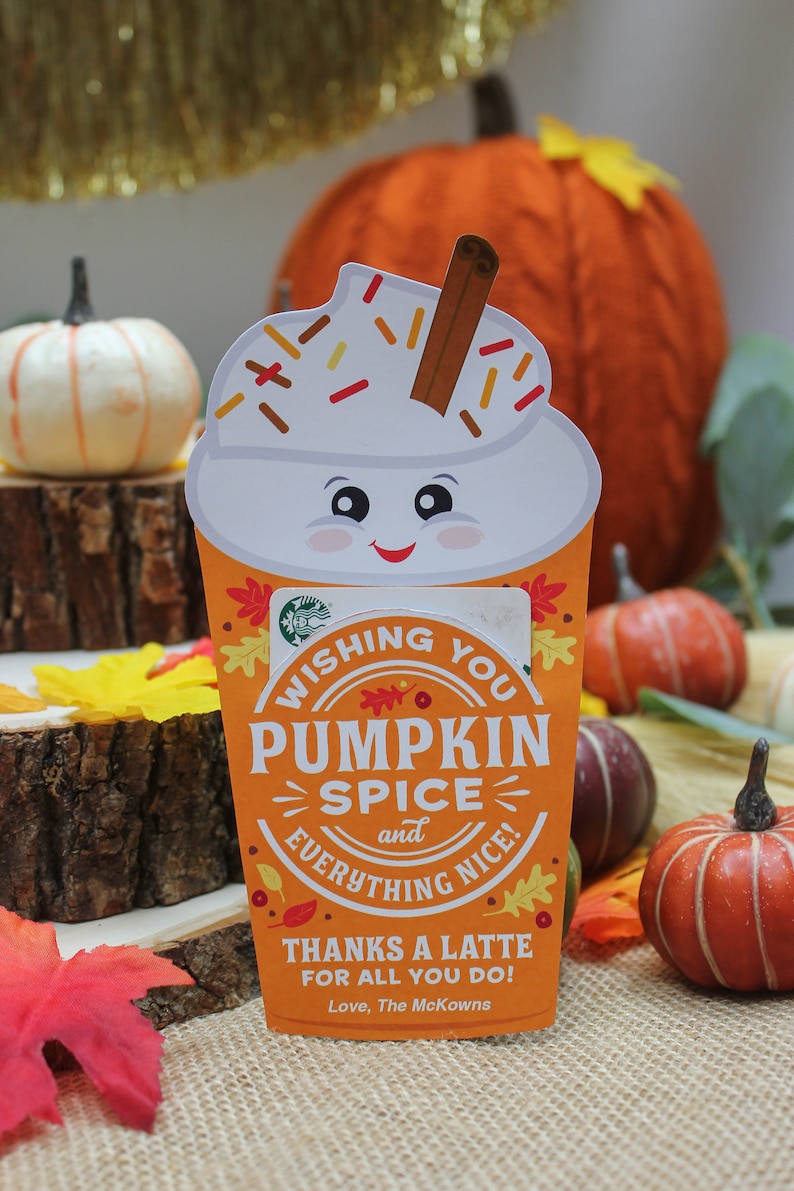 Może przedstawiać: Festiwalowa pomarańczowa i biała karta podarunkowa z wzorem latte z przyprawą dyniową. Na karcie napisano "Wishing you Pumpkin Spice and everything nice! Thanks a latte for all you do! Love, The McKowns".