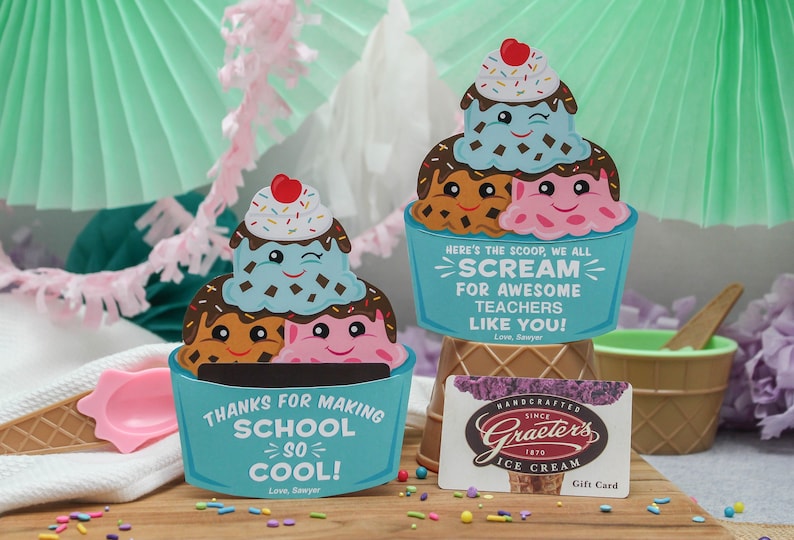 Puede incluir: Dos tarjetas con forma de cono de helado con una tarjeta de regalo para Graeter's Ice Cream. La tarjeta de la izquierda dice "Gracias por hacer que la escuela sea tan genial!" La tarjeta de la derecha dice "Aqu&iacute; est&aacute; la primicia, todos gritamos por los incre&iacute;bles maestros como t&uacute;!"