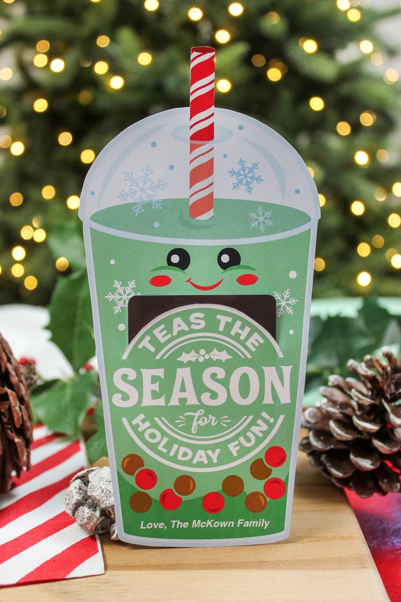 Pode incluir: Um cart&atilde;o de Natal verde e branco em forma de copo de boba com um canudo vermelho e branco listrado. O cart&atilde;o diz "Tea's the Season for Holiday Fun!" e "Love, The McKown Family".