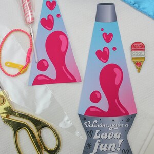 Peut inclure: Une carte de Saint-Valentin en forme de lampe &agrave; lave avec un d&eacute;grad&eacute; rose et bleu. La carte dit "Valentine, you're a Lava fun!" et est sign&eacute;e "Your friend, Sawyer".