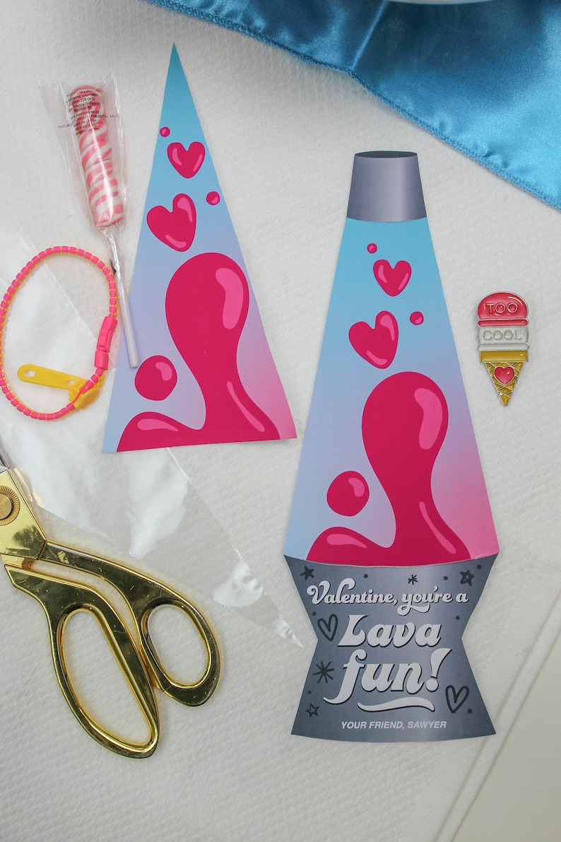 Peut inclure: Une carte de Saint-Valentin en forme de lampe &agrave; lave avec un d&eacute;grad&eacute; rose et bleu. La carte dit "Valentine, you're a Lava fun!" et est sign&eacute;e "Your friend, Sawyer".