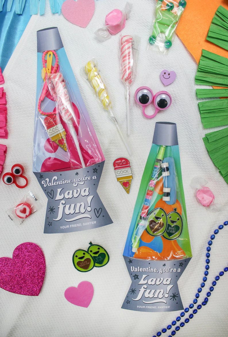 Peut inclure: Deux sacs cadeaux pour la Saint-Valentin avec le texte "Valentine, you're a Lava fun!" et "Your friend, Sawyer". Les sacs sont remplis de bonbons, de jouets et d'autres petits cadeaux.