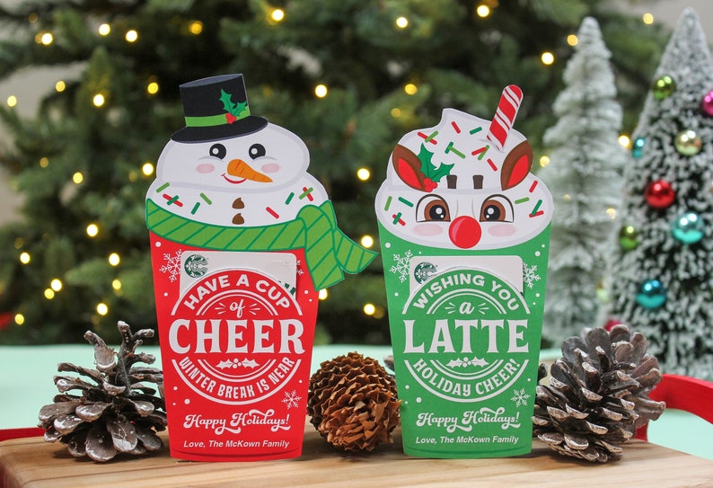 Puede incluir: Dos porta tarjetas de regalo con tem&aacute;tica navide&ntilde;a, uno con un mu&ntilde;eco de nieve y el otro con un reno, ambos con tarjetas de regalo de Starbucks. El porta tarjetas de mu&ntilde;eco de nieve dice "Have a Cup of Cheer Winter Break is Near" y el porta tarjetas de reno dice "Wishing You a Latte Holiday Cheer!" Ambos porta tarjetas tienen el texto "Happy Holidays! Love, The McKown Family."