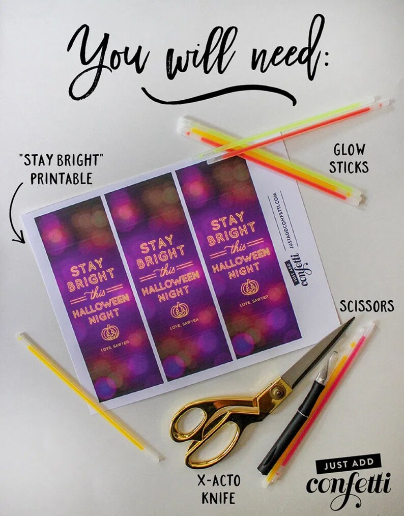 Op de afbeelding: Een bedrukbaar vel met "Stay Bright This Halloween Night"-etiketten met een paarse en roze achtergrond en een pompoenafbeelding. Het vel is omringd door glowsticks, een schaar, een stanleymes en een zak confetti.