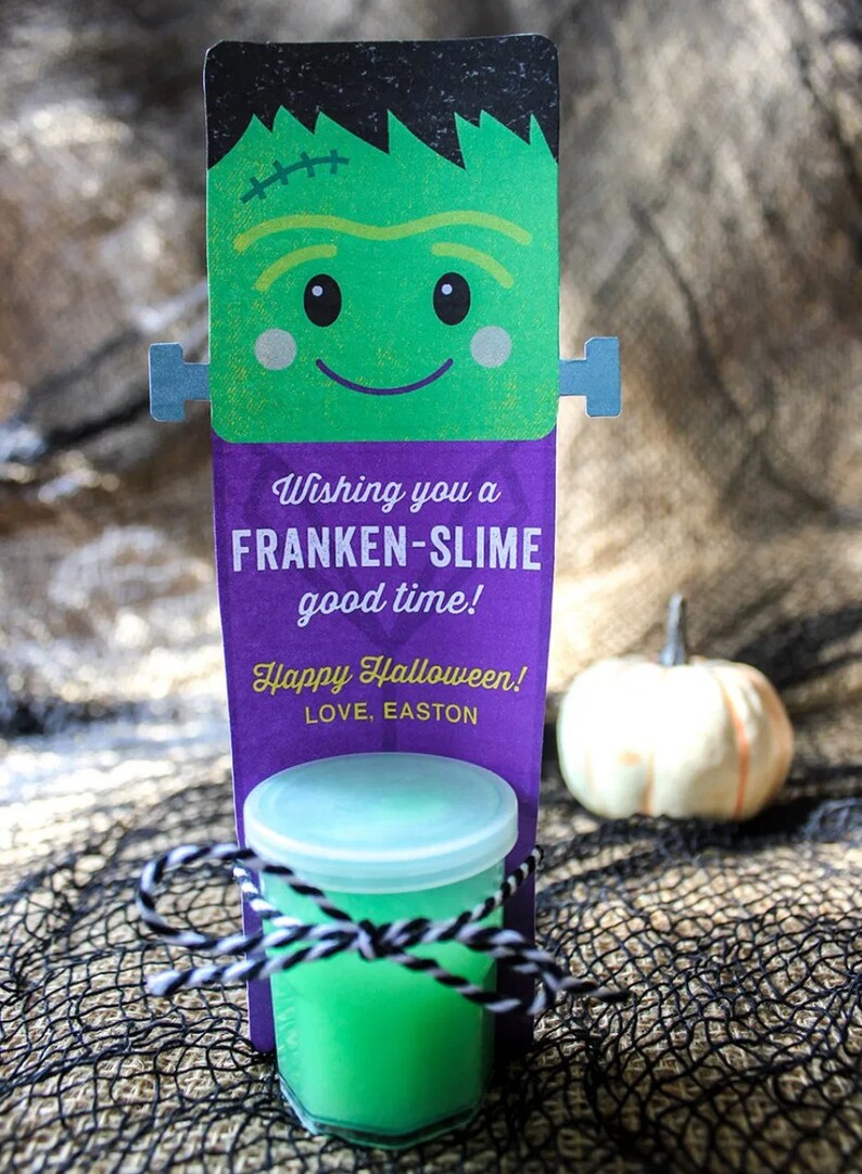 Puede incluir: Una tarjeta verde con tem&aacute;tica de Frankenstein con el texto "Wishing you a FRANKEN-SLIME good time! Happy Halloween! LOVE, EASTON" y un peque&ntilde;o frasco de slime verde atado con una cinta negra y blanca.