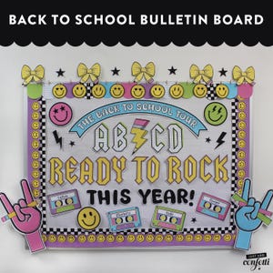 以下が含まれることがあります： THE BACK TO SCHOOL TOUR、AB CD、READY TO ROCK THIS YEARという文字が書かれた長方形の掲示板。縁取りには黄色いリボン、スマイリーフェイス、市松模様があしらわれています。カセットテープの切り抜きとハンドサインも含まれています。