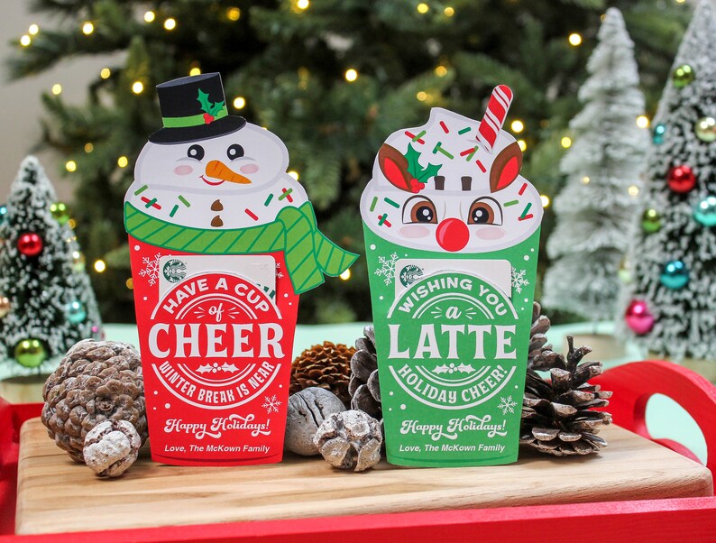 Puede incluir: Dos porta tarjetas de regalo navide&ntilde;os festivos, uno con forma de mu&ntilde;eco de nieve con una taza roja y el texto "Have a Cup of Cheer Winter Break is Near", y el otro con forma de reno con una taza verde y el texto "Wishing You a Latte Holiday Cheer!" Ambos tienen el texto "Happy Holidays! Love, The McKown Family".