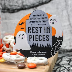 Rest in Pieces Tombstone Halloween presentetikett, Halloween godispåseetikett, Halloween presentetikett, Halloween, Lägg bara till konfetti - DIREKT NEDLADDNING bild 3