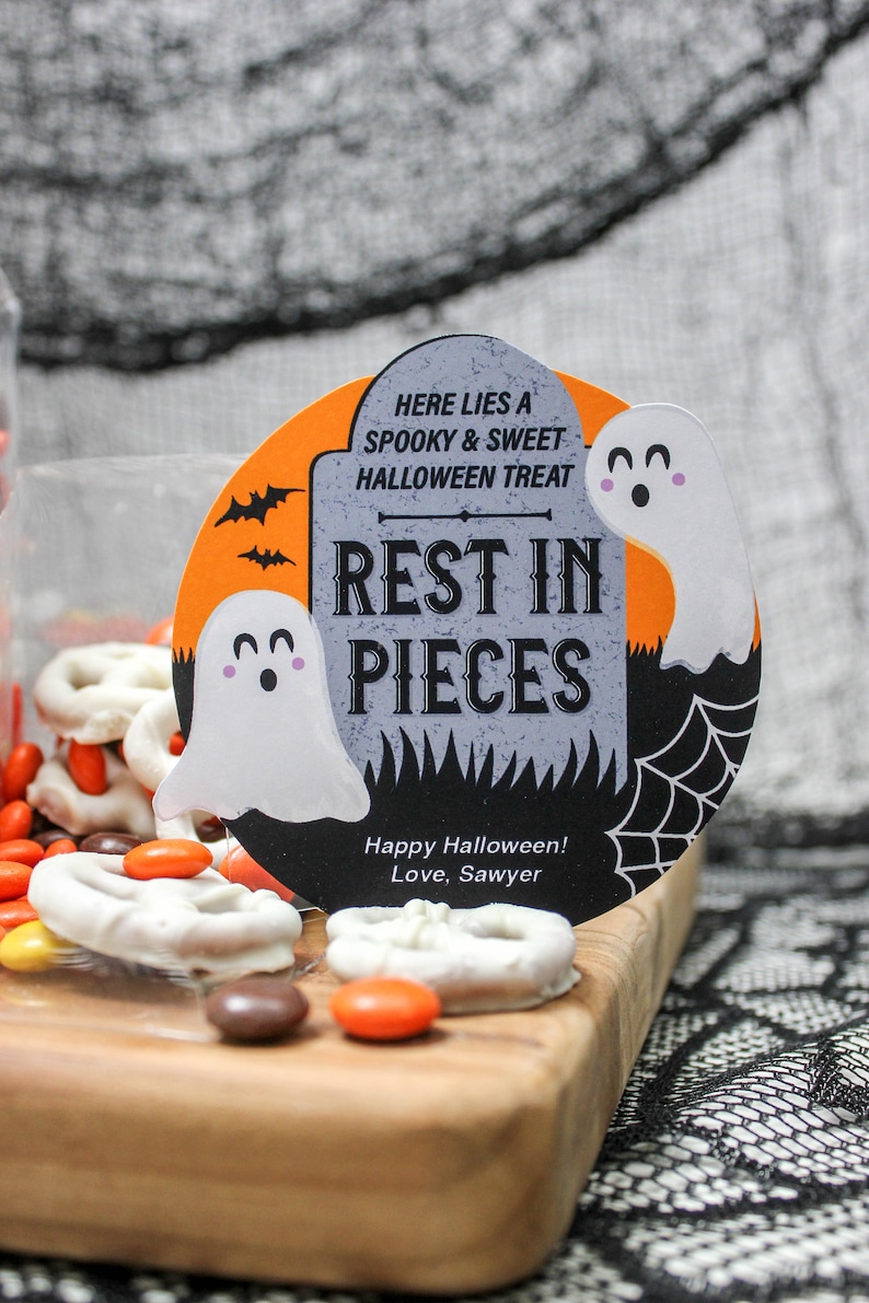 Rest in Pieces Tombstone Halloween presentetikett, Halloween godispåseetikett, Halloween presentetikett, Halloween, Lägg bara till konfetti - DIREKT NEDLADDNING bild 3